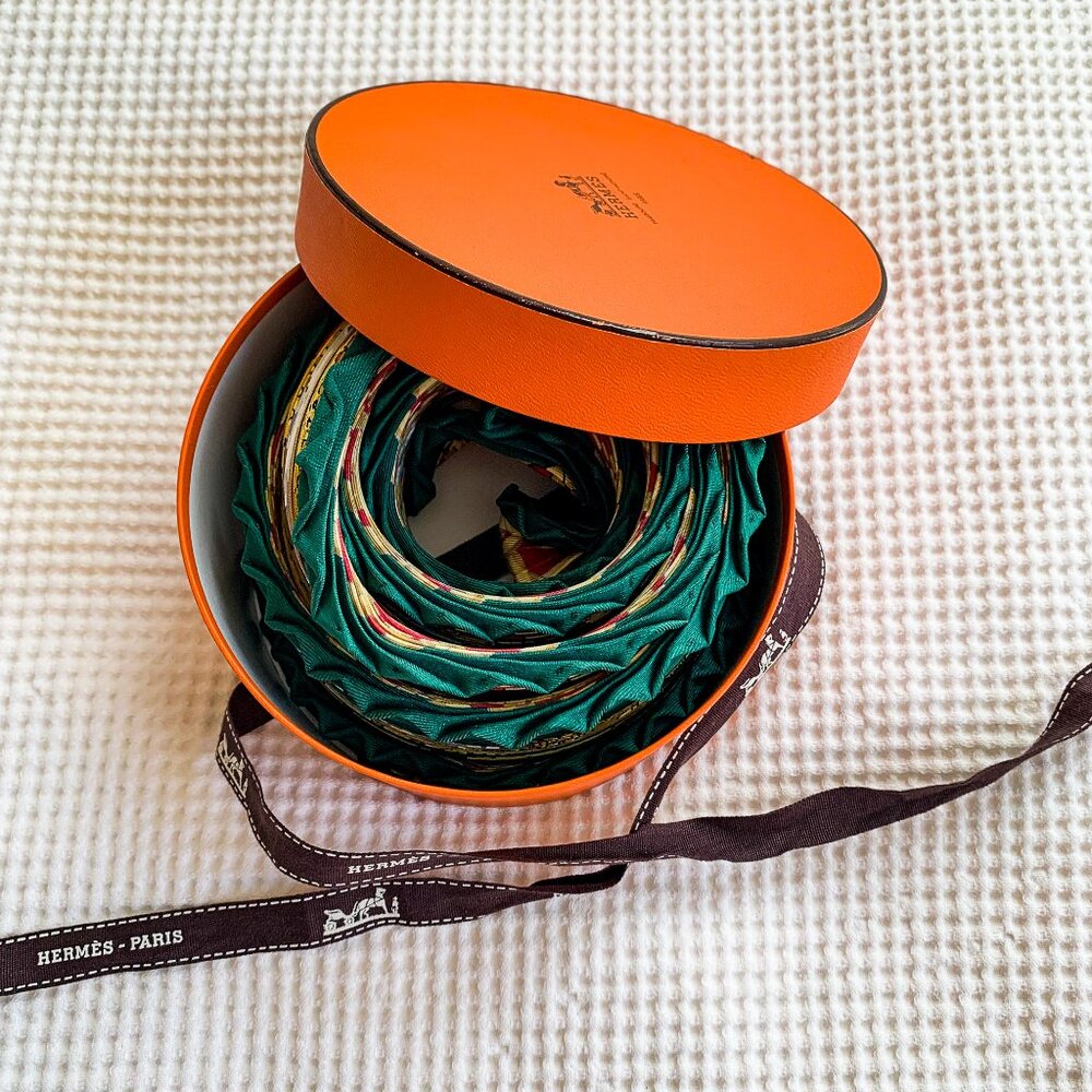Hermès Carré 90 Pleated Feux de Route NWOT - Picture 6 of 6
